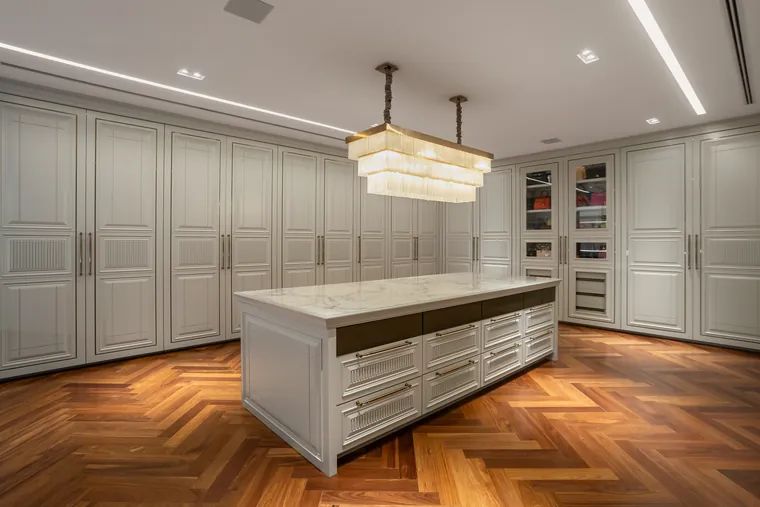 Closet master com ilha e lustre — Residência Hectares